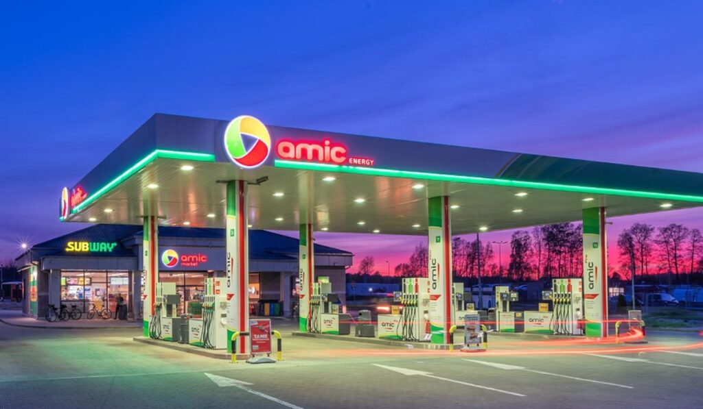 stacja paliw amic nocą